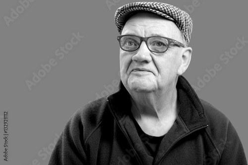 Fotografia, Obraz portrait homme septuagénaire sur fond gris