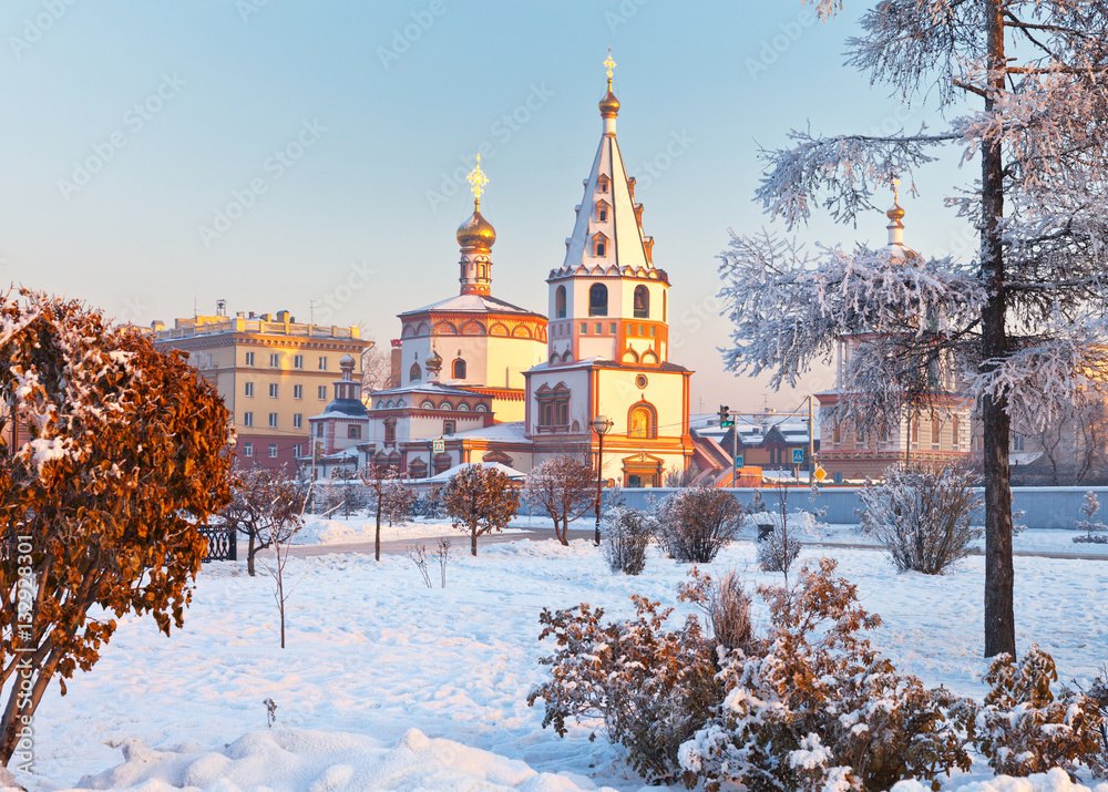 Fototapeta Russia. Irkutsk. View of the Cathedral of the Epiphany from the city park in a cold winter day