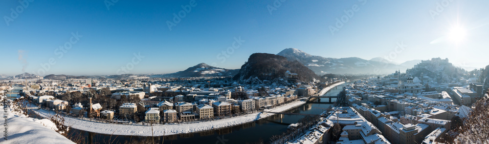 Salzburg Altstadt, Stadtpanorama im Winter, Breitbild
