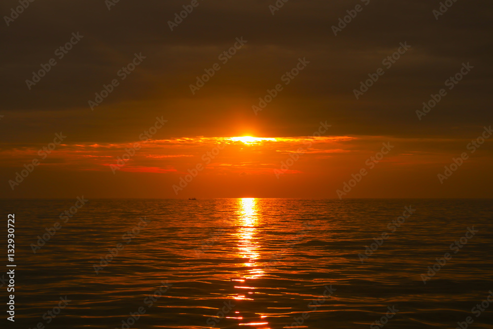 Obraz premium Beautiful sunset over the sea
