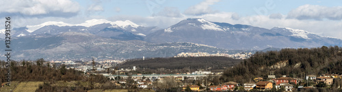 Frosinone e la valle del Sacco, con i monti Ernici, Lepini e Ausoni - panorama © Alberto_Patron