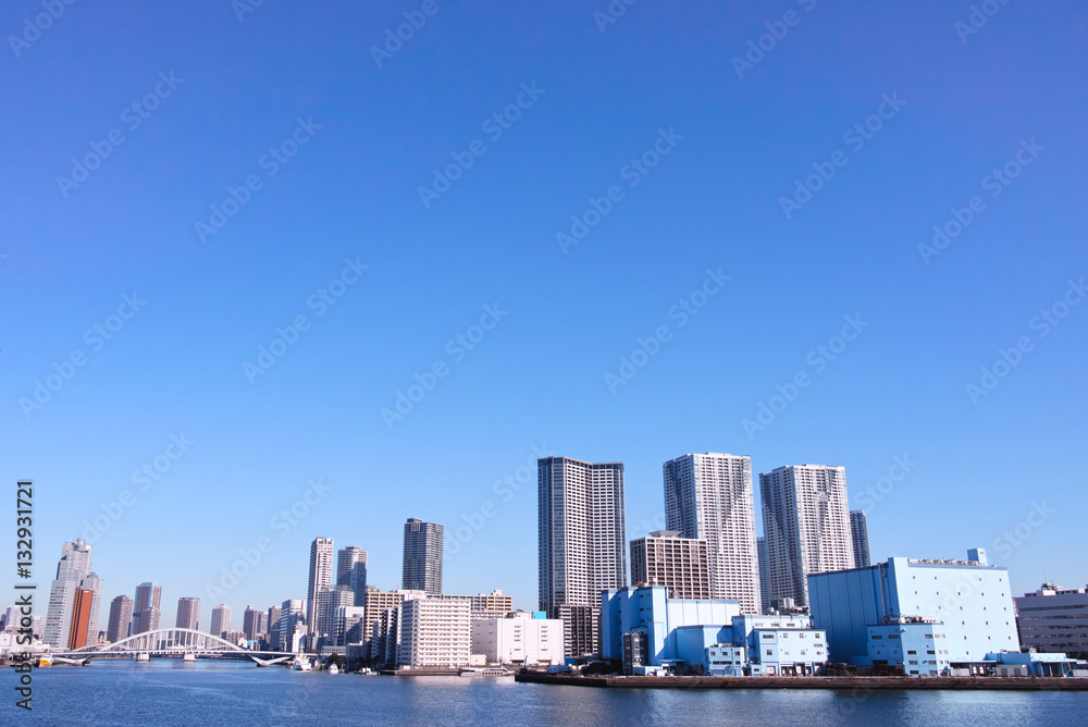 東京湾から見た隅田川河口に掛かる築地大橋