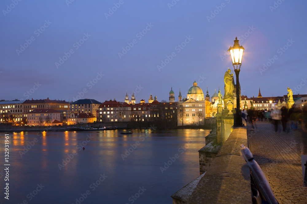 Прага. Вид на ночной город с Карлова моста.