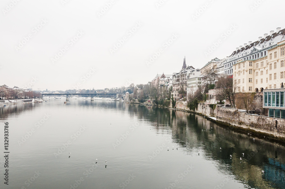 Obraz premium Basel, Stadt, Basel-Stadt, Altstadt, Grossbasel, Rhein, Rheinufer, Wettsteinbrücke, Münster, Kirche, Pfalz, Fähre, Winter, Wintertag, Schweiz 