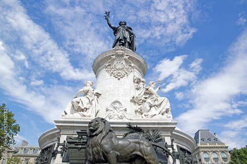 Grandeur de la Statue de la République entourée de nuages (Paris, France)