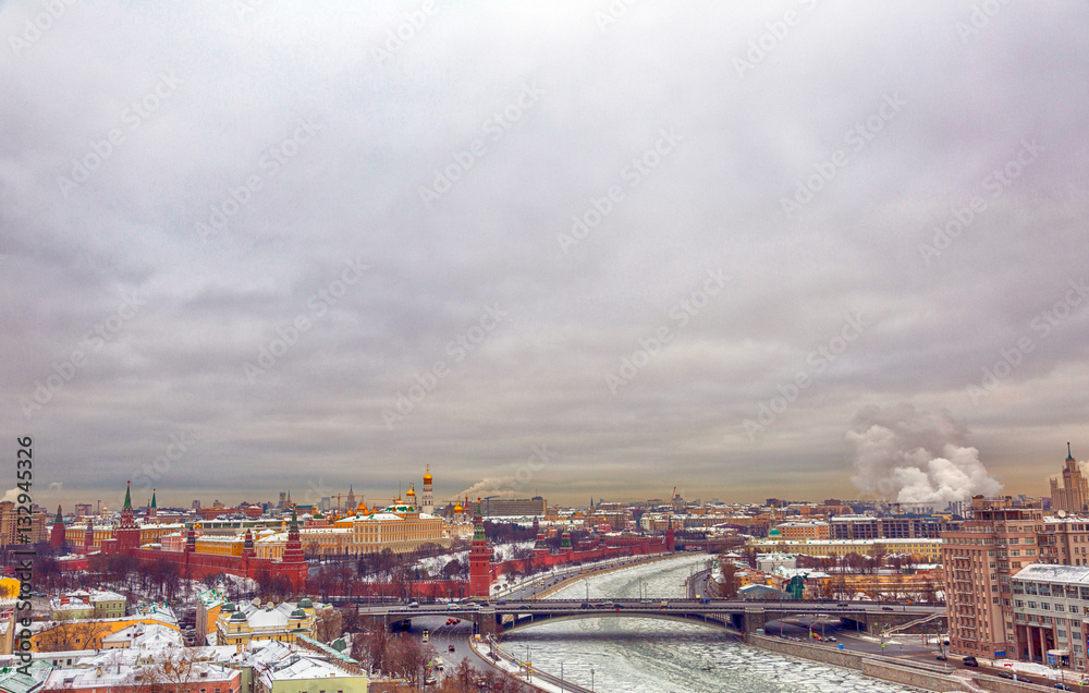 Obraz premium MOSCOW, RUSSIA - JANUARY 10, 2017: View of the capital city in the winter from the roof of the Cathedral of Christ the Savior