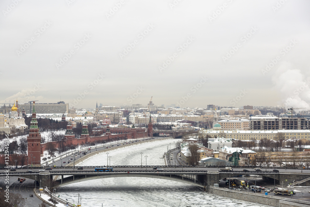 Obraz premium MOSCOW, RUSSIA - JANUARY 10, 2017: View of the capital city in the winter from the roof of the Cathedral of Christ the Savior