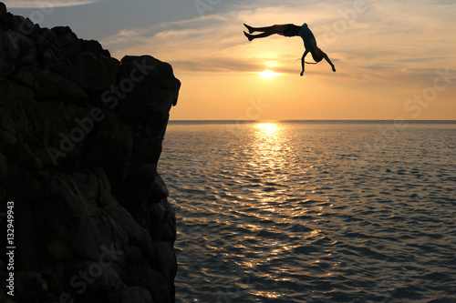 Asian girls jump from a cliff into the sea episode sunset,Somersault to the ocean 