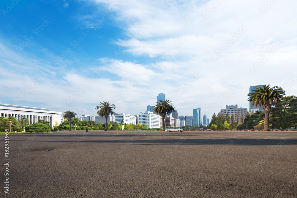 Fototapeta premium cityscape and skyline of seoul from empty road