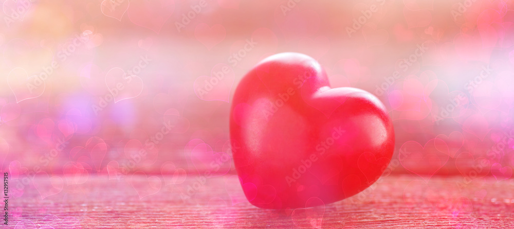 Obraz premium red heart on wooden board