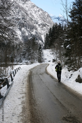 Strada di montagna colma di neve
