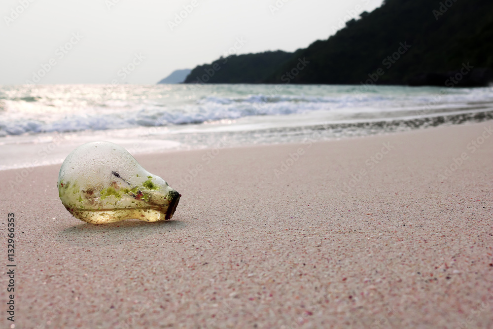 Obraz premium Light bulb on the beach. 