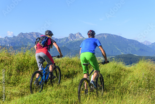 Fototapeta Naklejka Na Ścianę i Meble -  Mountainbiking mit herrlicher Aussicht