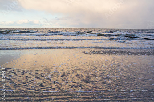 Ostsee am Abend mit Wellen auf Usedom