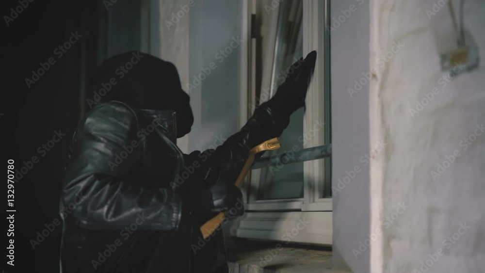 Einbrecher hebeln Fenster / Türe auf und steigen ins haus ein Einbrecher hebeln Fenster / Türe auf und steigen ins haus ein
