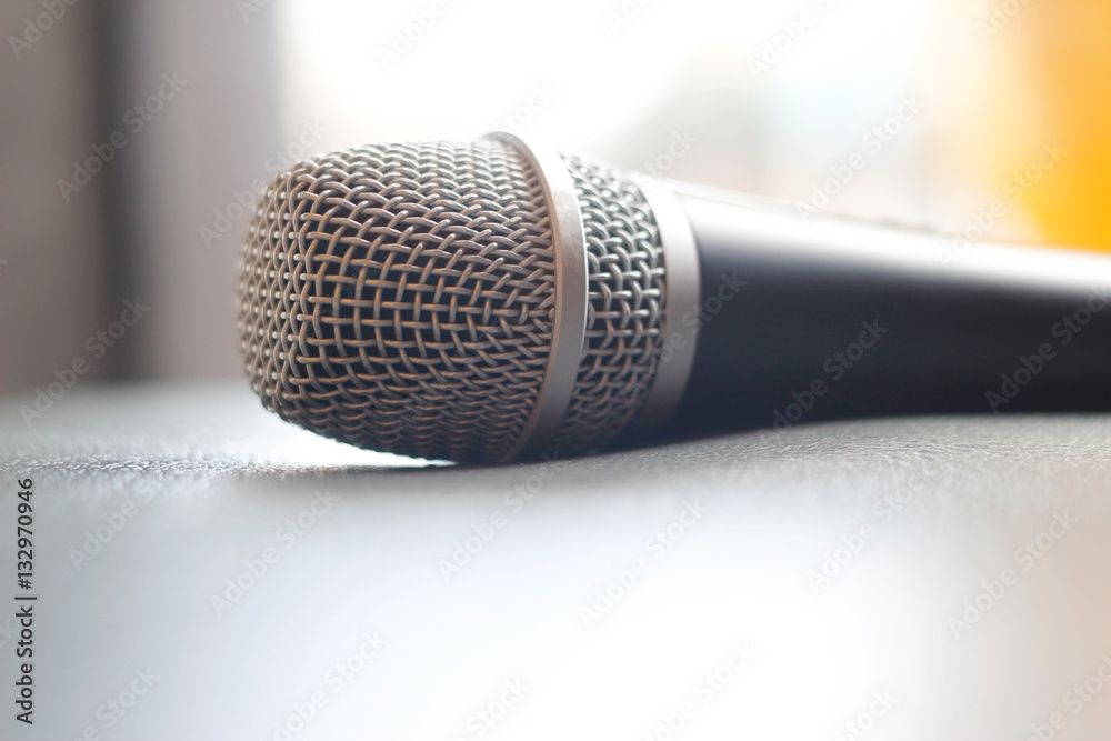 Obraz premium Microphone on grunge texture background