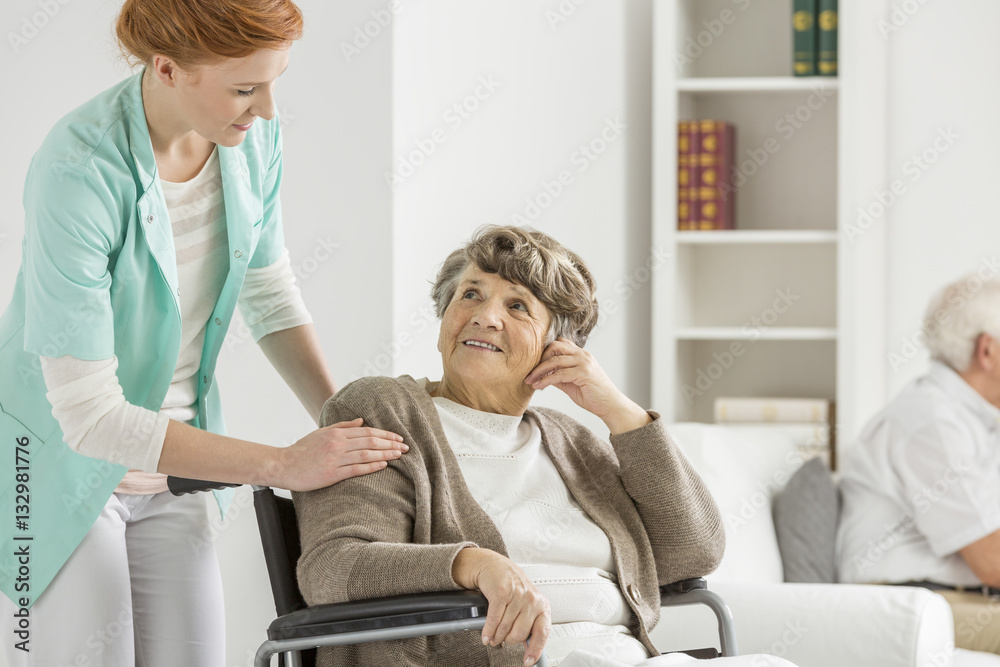 Obraz premium Woman looking at her nurse