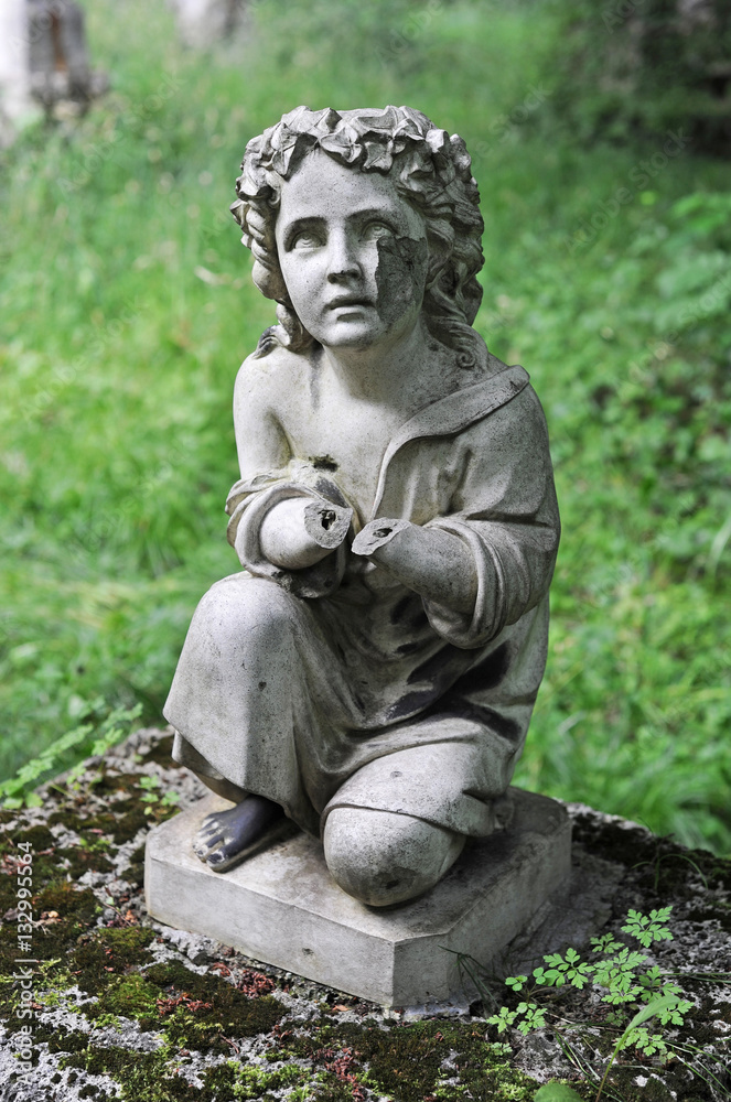 Grabfigur, Gefallener Engel auf Friedhof Grabfigur, Gefallener Engel auf Friedhof