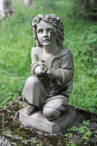 Grabfigur, Gefallener Engel auf Friedhof
