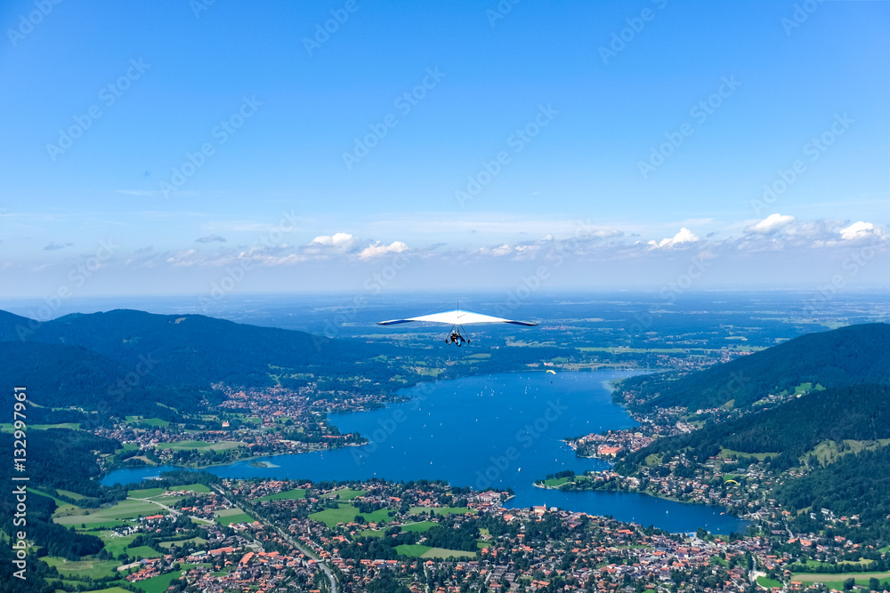 Drachenfliegen, Gleitschirme und Segler am Tegernsee im Sommer, Blick vom Wallberg, Bayern