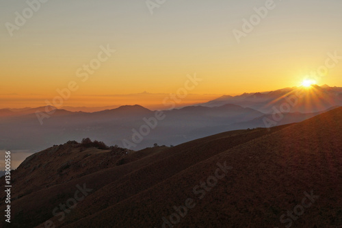 Sole al tramonto paesaggio di montagna Lago d'Orta Italia