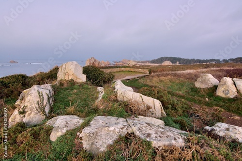 Obraz na plátne Couleurs du soir sur la mer à Plougrescant en Bretagne