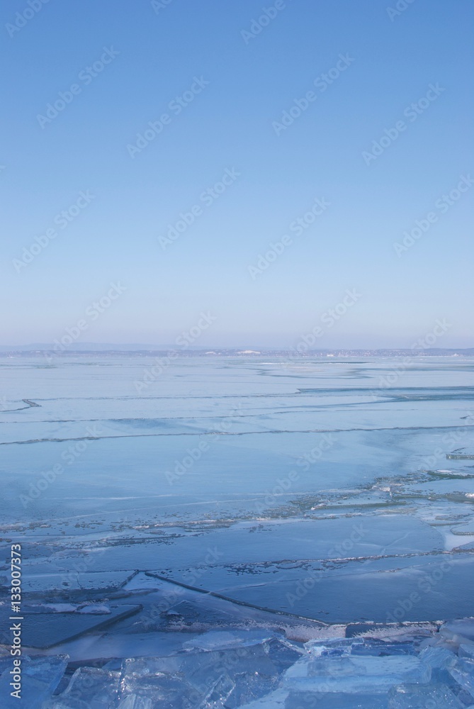 Obraz premium Viwe on Lake Balaton frozen in winter