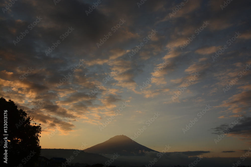 Vulkan im Sonnenaufgang