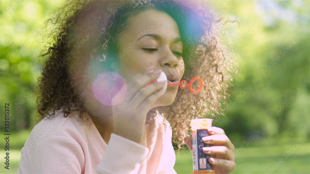 Φωτογραφία Outdoor summer portrait of young beautiful happy woman making soap bubbles in park or at nature