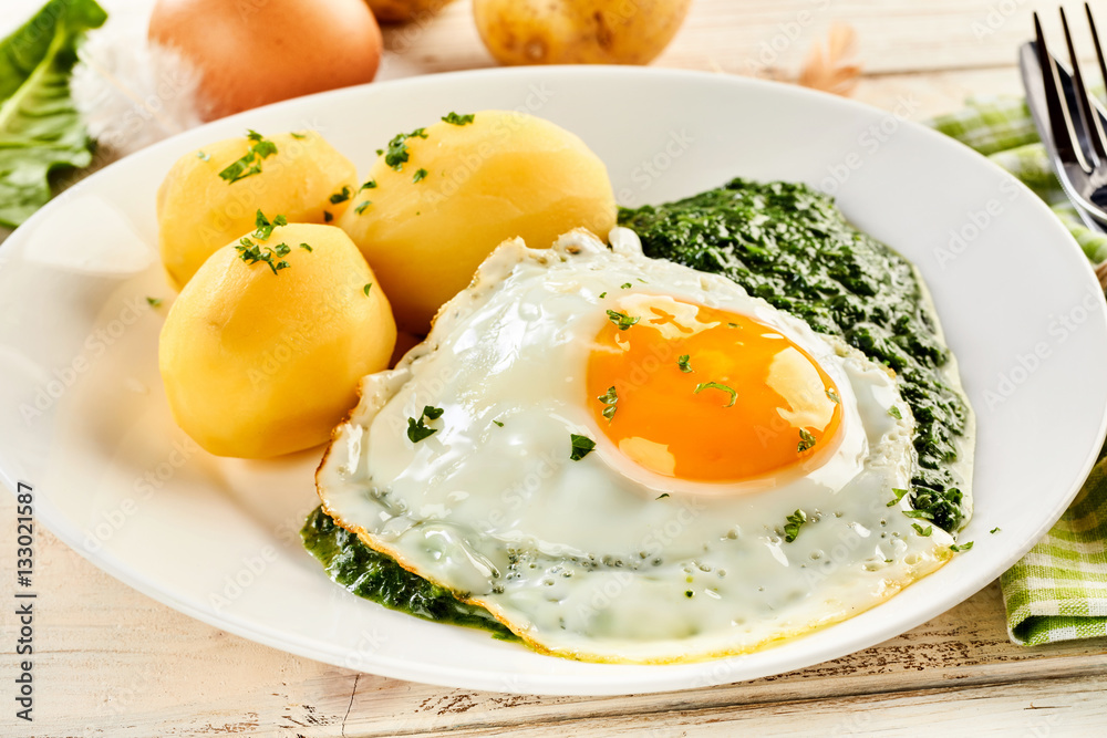 Fried egg with creamed spinach and potatoes Fried egg with creamed spinach and potatoes
