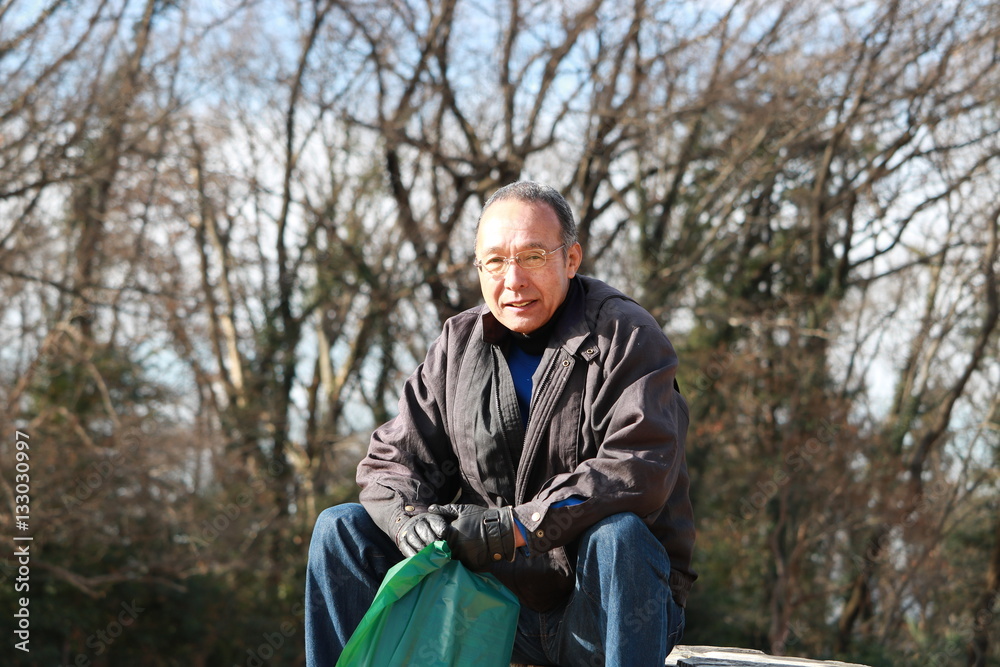 公園で腰を下ろすシニア 公園で腰を下ろすシニア