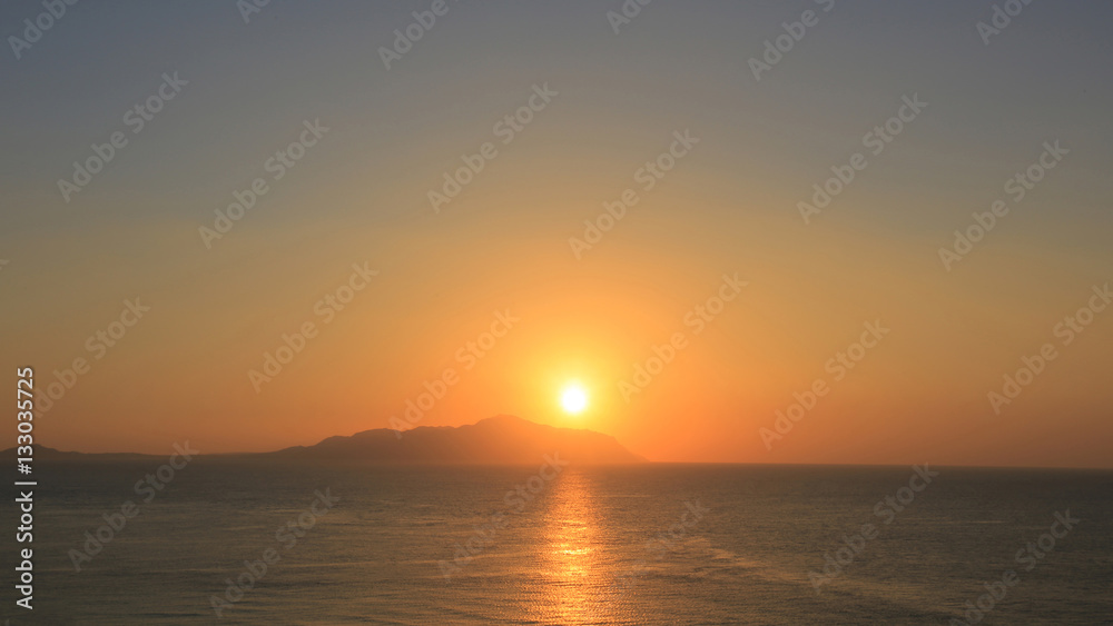 Obraz premium Beautiful sunrise over the sea