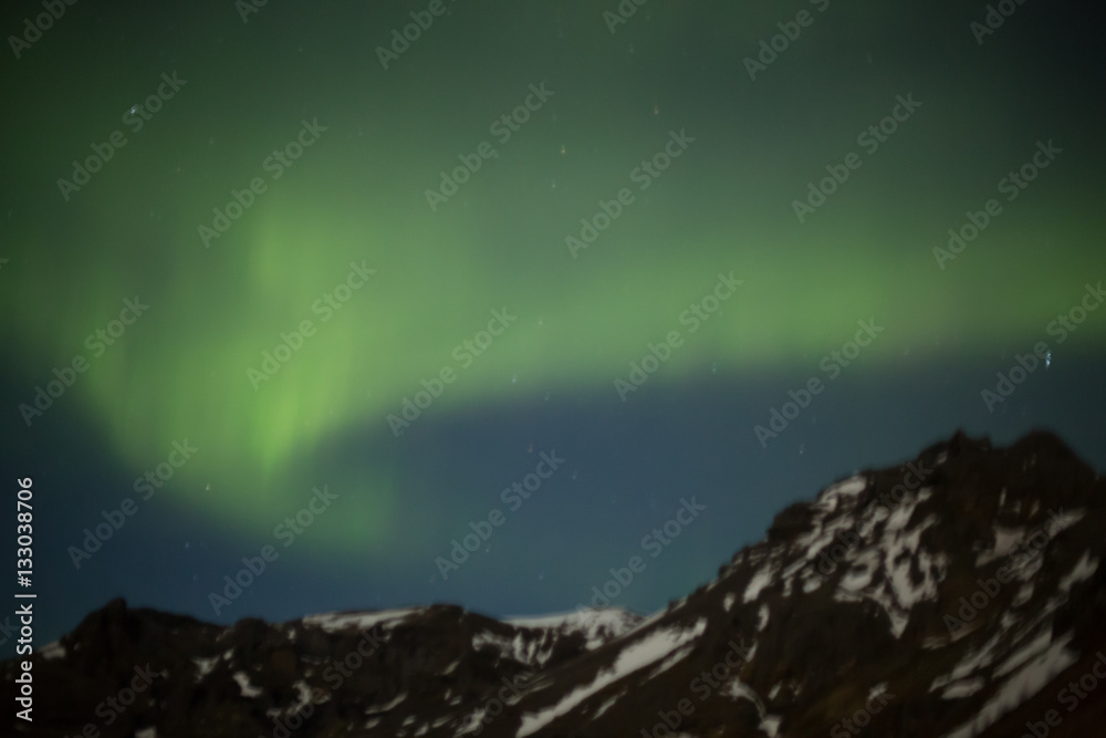 Aurora boreal con montaña en Islandia