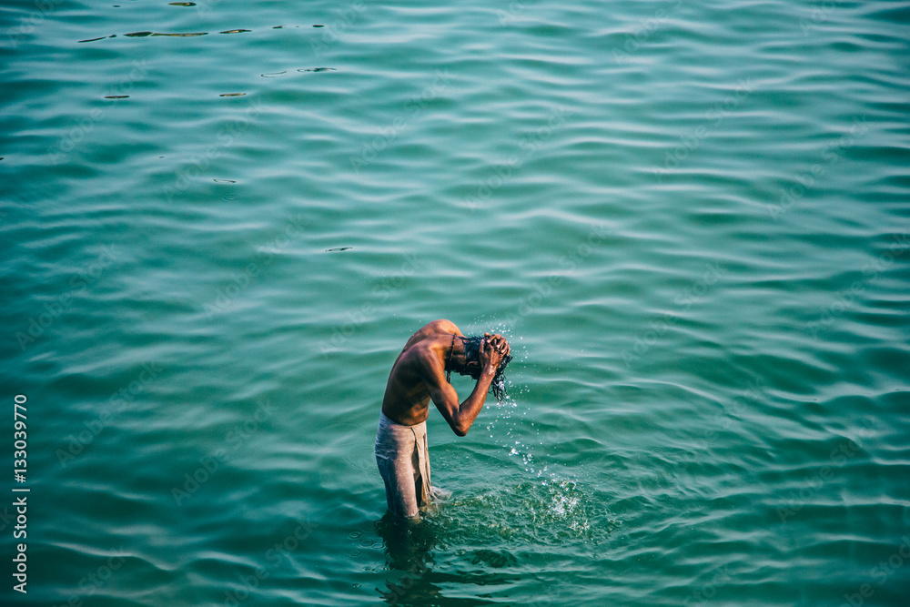 Hombre bañándose en el río Ganges de Varanasi