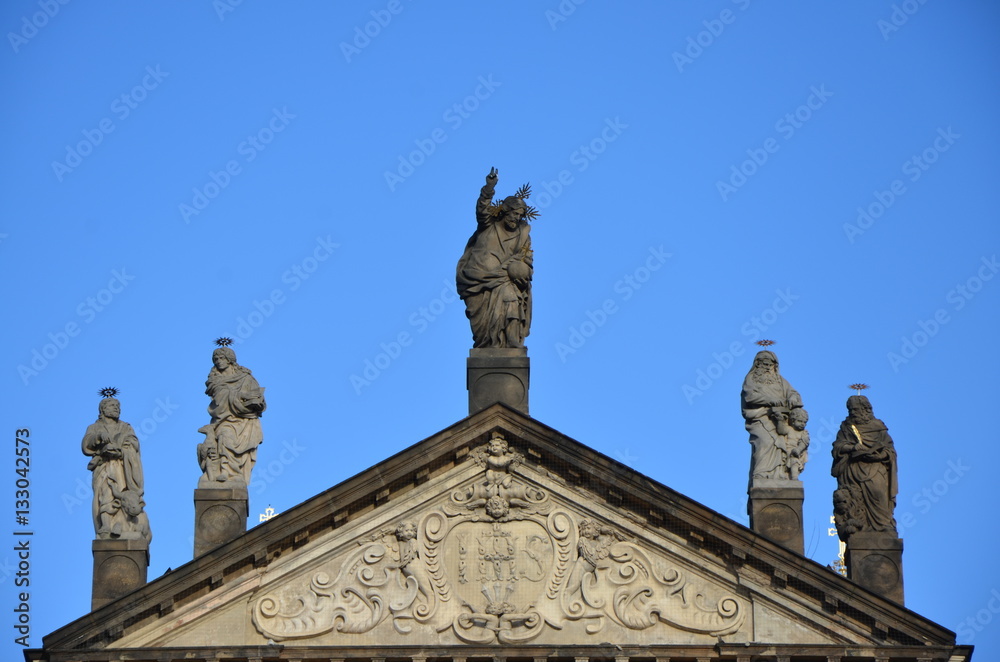 Статуи на крыше
