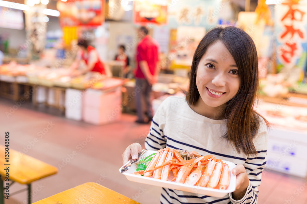 Woman hold a snow crab in fish market