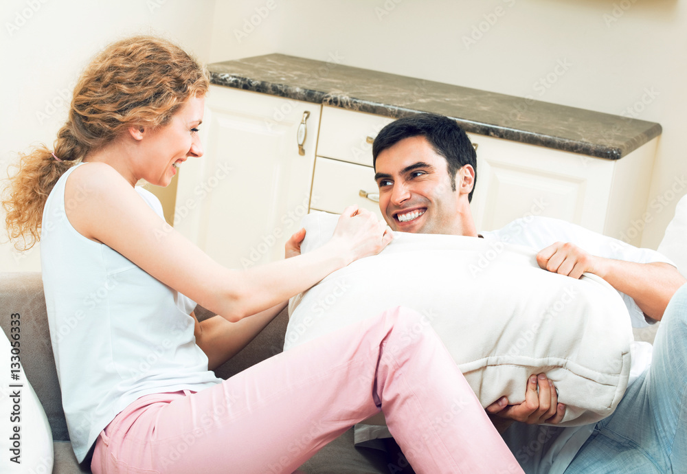 Obraz premium happy couple having a fun at home