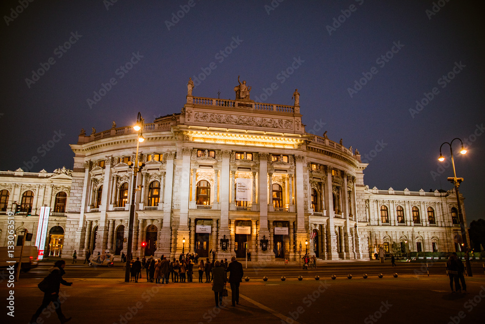Abendlicher Blick auf das Burgtheater in Wien