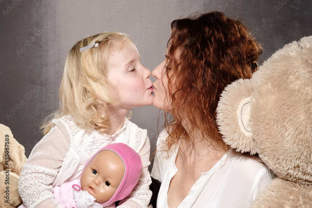 mutter und tochter küssen sich mutter und tochter küssen sich