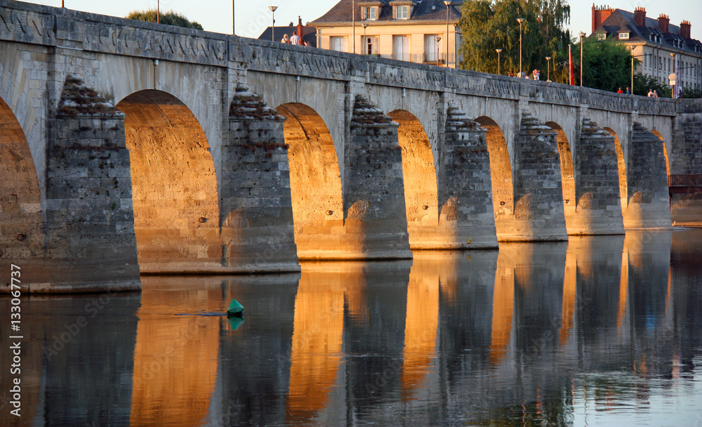 Le pont Cessart sur la Loire au coucher du soleil à Saumur, France