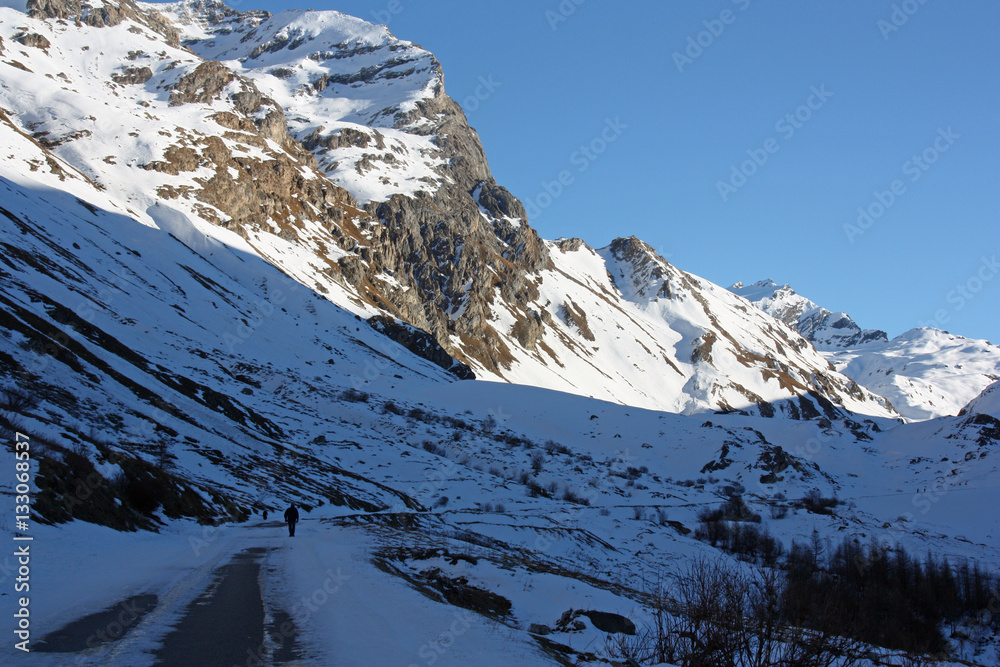 Balade au lever du jour sur la route du col de l'Iseran en Savoie, France
