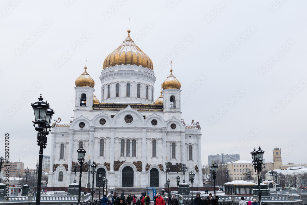 Obraz premium view of the Christ the Savior Cathedral, Moscow Orthodox church with golden domes, Russia
