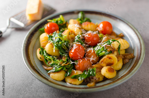 Gnocchi with spinach, garlic and tomatoes