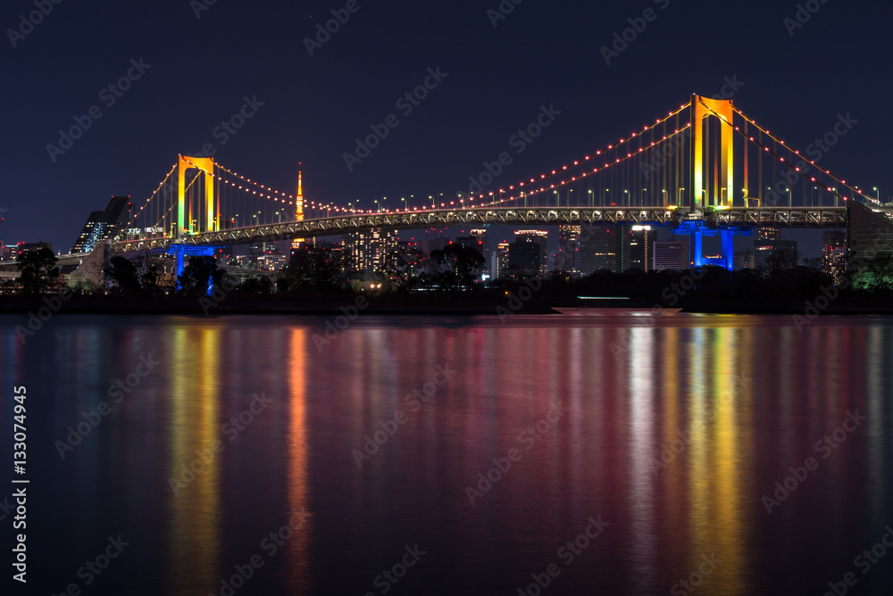 東京湾とレイボーブリッジの夜景