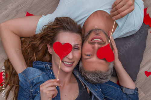paar liegt und kuschelt mit herzen photo