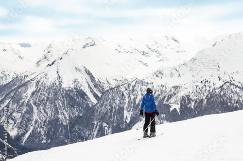 einsamer ski fahrer in den alpen