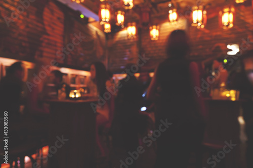 Photo Blur pub and restaurant at night