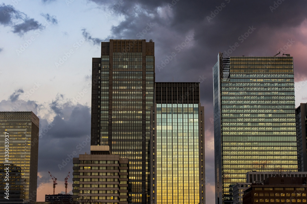 Obraz premium Sunset over city, silhouette against the sky on a sun