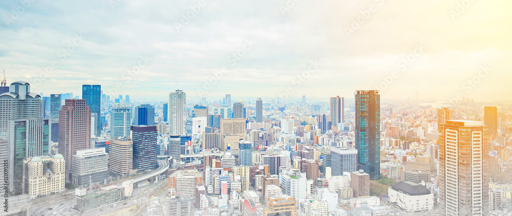 Naklejka premium Azja Koncepcja biznesowa dla nieruchomości - panoramiczny nowoczesny budynek miejski widok z lotu ptaka pod wschodem słońca i porannym błękitnym niebem w Osace w Japonii. Wymieszać ręcznie rysowane szkic ilustracji