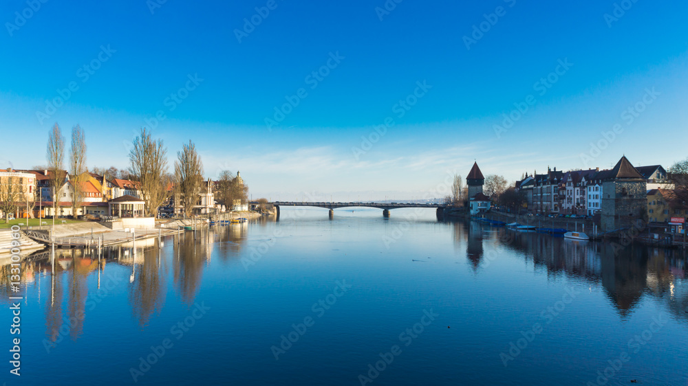 Blick flussaufwärts auf die alte Rheinbrücke Konstanz